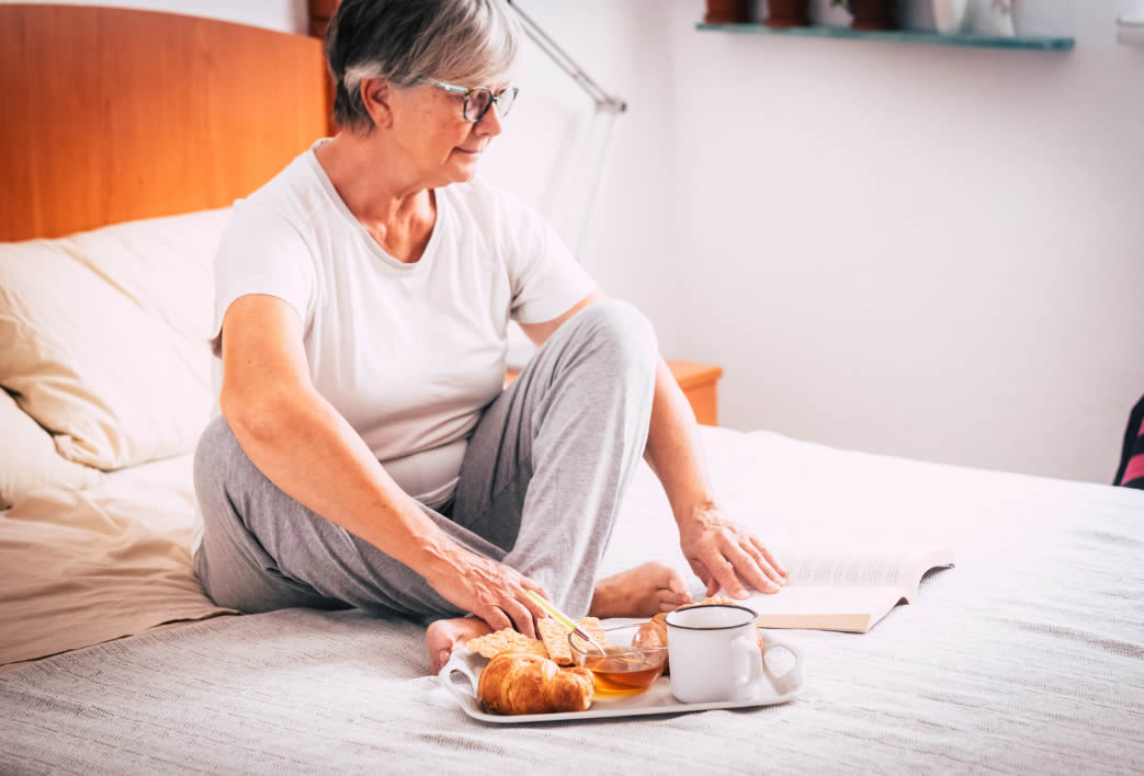 Sorpresa pareja desayuno cama