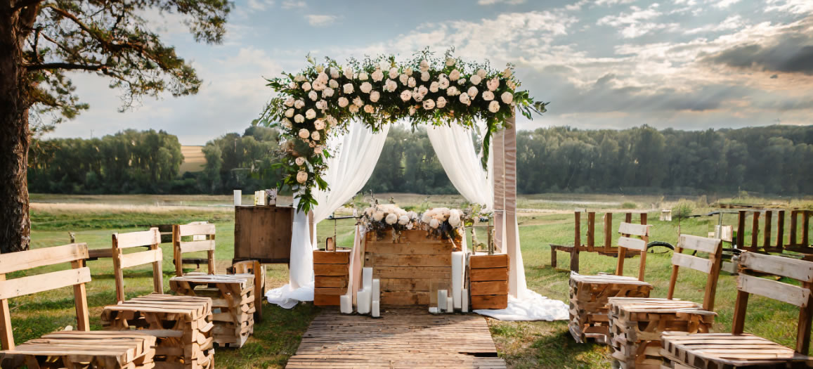 Asientos boda con palets